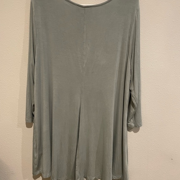 Women’s 2X Philosophy light sage green long line loose fit tunic. - Picture 3 of 4